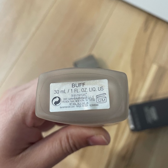 Laura Mercier Candleglow Soft Luminous Foundation - Buff - Picture 2 of 3